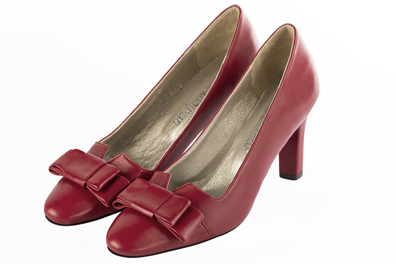 Cardinal red women's dress pumps, with a knot on the front. Round toe. High kitten heels. Front view - Florence KOOIJMAN